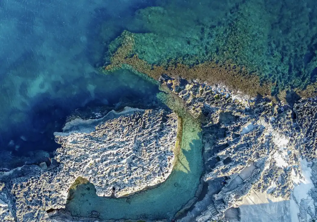 Zwei Felsinseln in türkisblauem Meer von oben