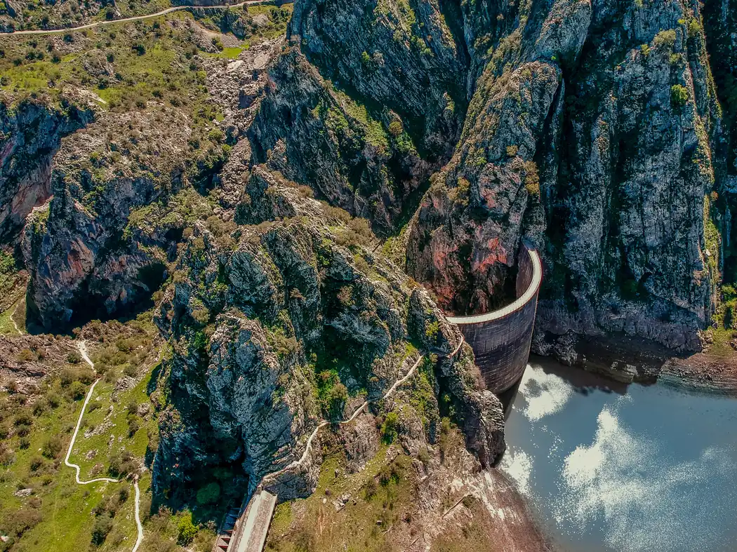 Bogenstaumauer in einer Felsschlucht von oben